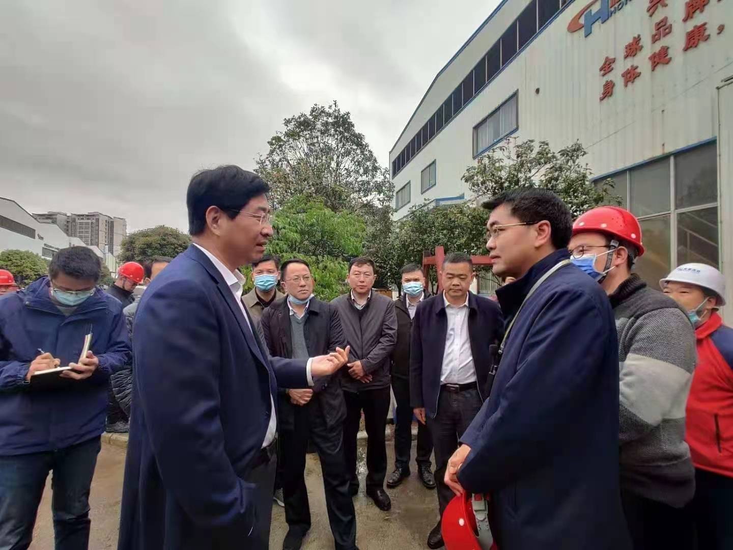 桂林市委書記周家斌書記,鐘洪常務副市長等市委市政府,區委區政府領導一行開年第一站來到廣西桂林鴻程機械廠指導慰問 桂林市委書記周家斌書記,鐘洪常務副市長等市委市政府,區委區政府領導一行開年第一站來到廣西桂林鴻程機械廠指導慰問