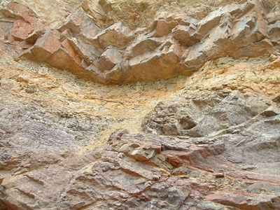 嫩泥,是一種土黃色,灰白色為主的雜色黏土